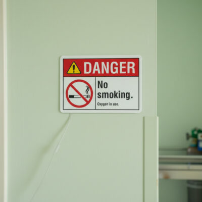 No smoking. Oxygen in use. English