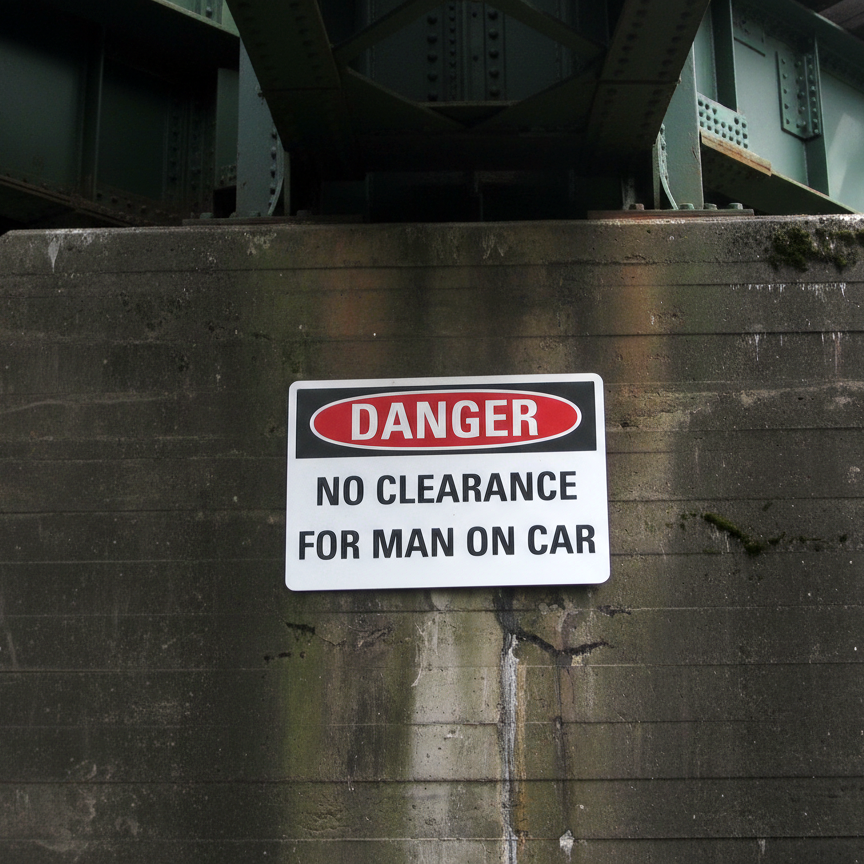Danger No clearance for man on car - Image 2